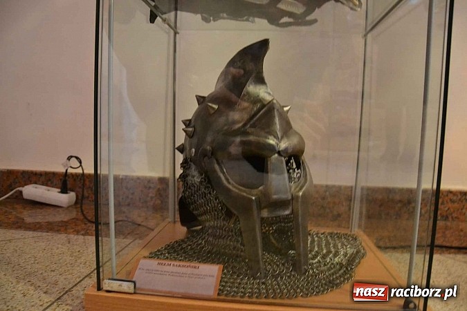 Zdjęcie w galerii na portalu naszraciborz.pl: Hełm, szyszak czy rogatywka – na zamku otwarto nową wystawę  wiadomości z regionu