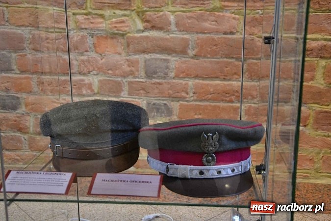 Zdjęcie w galerii na portalu naszraciborz.pl: Hełm, szyszak czy rogatywka – na zamku otwarto nową wystawę  wiadomości z regionu