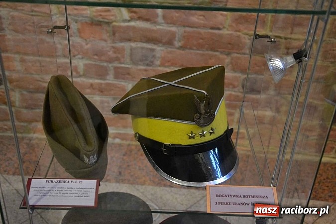 Zdjęcie w galerii na portalu naszraciborz.pl: Hełm, szyszak czy rogatywka – na zamku otwarto nową wystawę  wiadomości z regionu