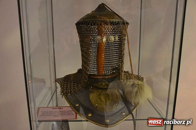 Zdjęcie w galerii na portalu naszraciborz.pl: Hełm, szyszak czy rogatywka – na zamku otwarto nową wystawę  wiadomości z regionu