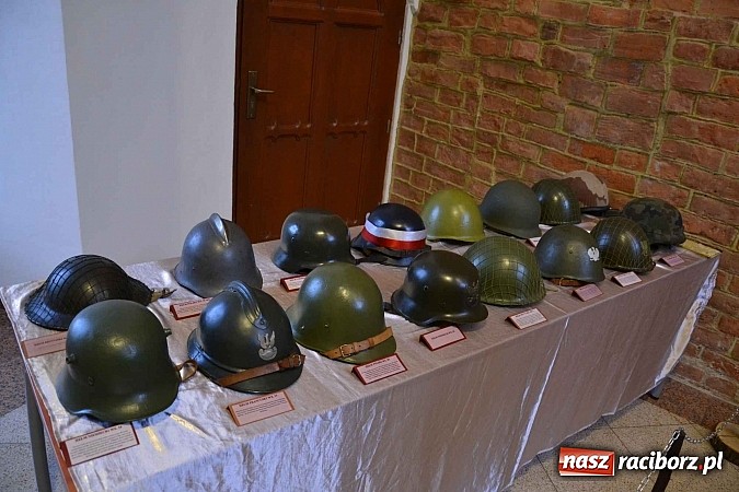 Zdjęcie w galerii na portalu naszraciborz.pl: Hełm, szyszak czy rogatywka – na zamku otwarto nową wystawę  wiadomości z regionu