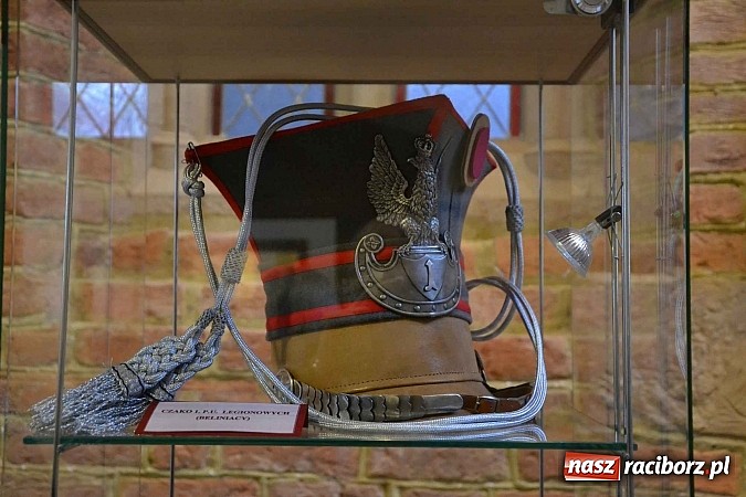 Zdjęcie w galerii na portalu naszraciborz.pl: Hełm, szyszak czy rogatywka – na zamku otwarto nową wystawę  wiadomości z regionu