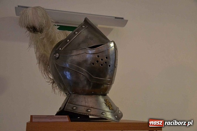Zdjęcie w galerii na portalu naszraciborz.pl: Hełm, szyszak czy rogatywka – na zamku otwarto nową wystawę  wiadomości z regionu