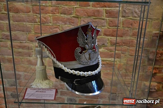 Zdjęcie w galerii na portalu naszraciborz.pl: Hełm, szyszak czy rogatywka – na zamku otwarto nową wystawę  wiadomości z regionu