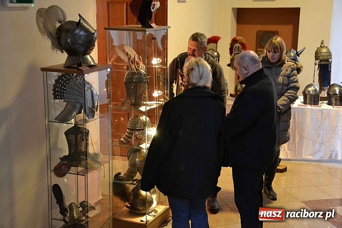 Zdjęcie w galerii na portalu naszraciborz.pl: Hełm, szyszak czy rogatywka – na zamku otwarto nową wystawę  wiadomości z regionu