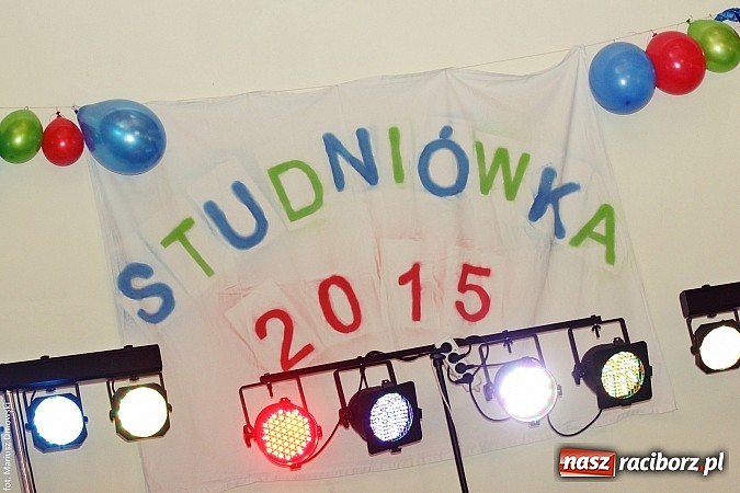 Zdjęcie w galerii na portalu naszraciborz.pl: Uczniowie Mechanika kończą sezon studniówek. Trwa zabawa w Rogowie wiadomości z regionu