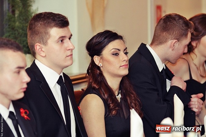 Zdjęcie w galerii na portalu naszraciborz.pl: Uczniowie Mechanika kończą sezon studniówek. Trwa zabawa w Rogowie wiadomości z regionu