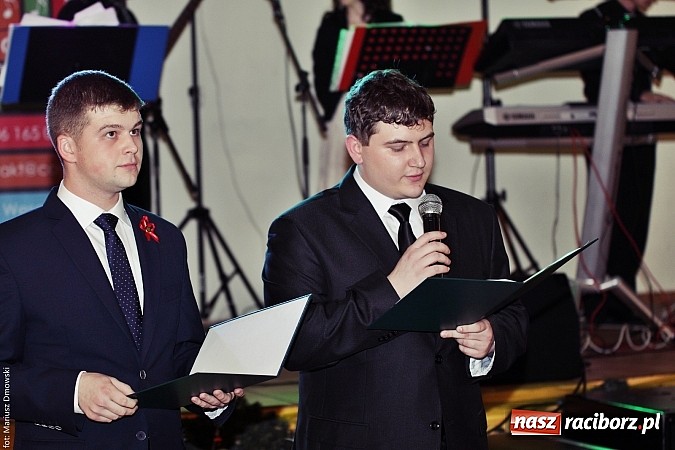 Zdjęcie w galerii na portalu naszraciborz.pl: Uczniowie Mechanika kończą sezon studniówek. Trwa zabawa w Rogowie wiadomości z regionu