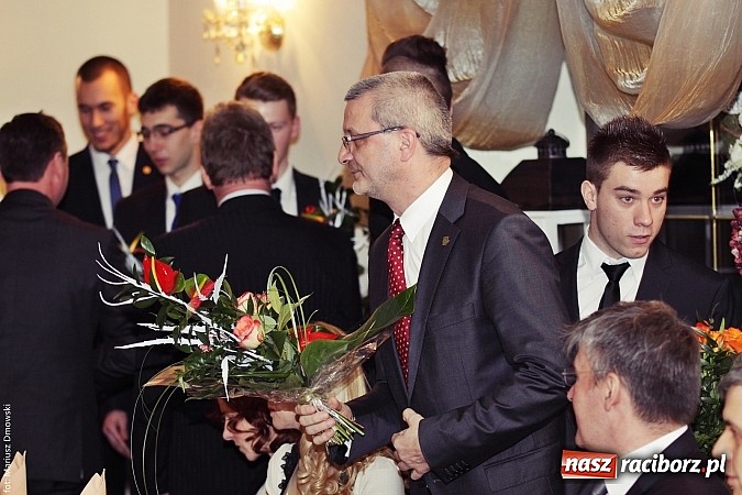 Zdjęcie w galerii na portalu naszraciborz.pl: Uczniowie Mechanika kończą sezon studniówek. Trwa zabawa w Rogowie wiadomości z regionu