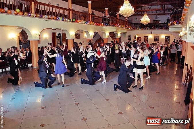 Zdjęcie w galerii na portalu naszraciborz.pl: Uczniowie Mechanika kończą sezon studniówek. Trwa zabawa w Rogowie wiadomości z regionu