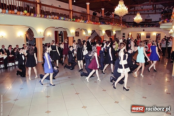 Zdjęcie w galerii na portalu naszraciborz.pl: Uczniowie Mechanika kończą sezon studniówek. Trwa zabawa w Rogowie wiadomości z regionu