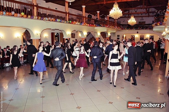 Zdjęcie w galerii na portalu naszraciborz.pl: Uczniowie Mechanika kończą sezon studniówek. Trwa zabawa w Rogowie wiadomości z regionu