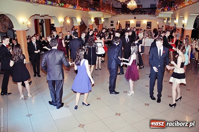 Zdjęcie w galerii na portalu naszraciborz.pl: Uczniowie Mechanika kończą sezon studniówek. Trwa zabawa w Rogowie wiadomości z regionu