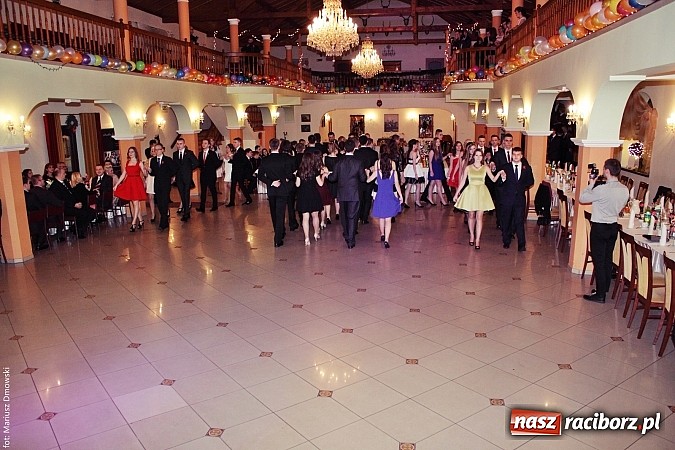 Zdjęcie w galerii na portalu naszraciborz.pl: Uczniowie Mechanika kończą sezon studniówek. Trwa zabawa w Rogowie wiadomości z regionu