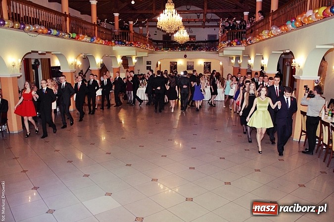 Zdjęcie w galerii na portalu naszraciborz.pl: Uczniowie Mechanika kończą sezon studniówek. Trwa zabawa w Rogowie wiadomości z regionu