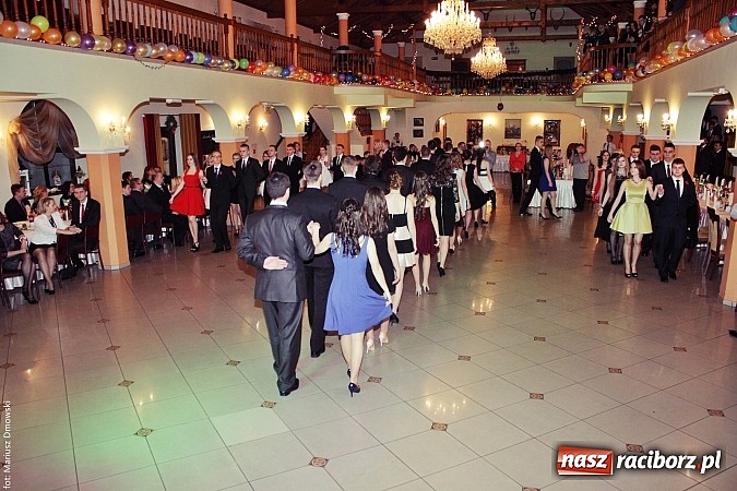 Zdjęcie w galerii na portalu naszraciborz.pl: Uczniowie Mechanika kończą sezon studniówek. Trwa zabawa w Rogowie wiadomości z regionu