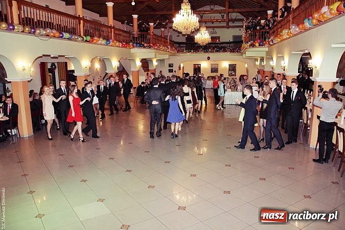 Zdjęcie w galerii na portalu naszraciborz.pl: Uczniowie Mechanika kończą sezon studniówek. Trwa zabawa w Rogowie wiadomości z regionu