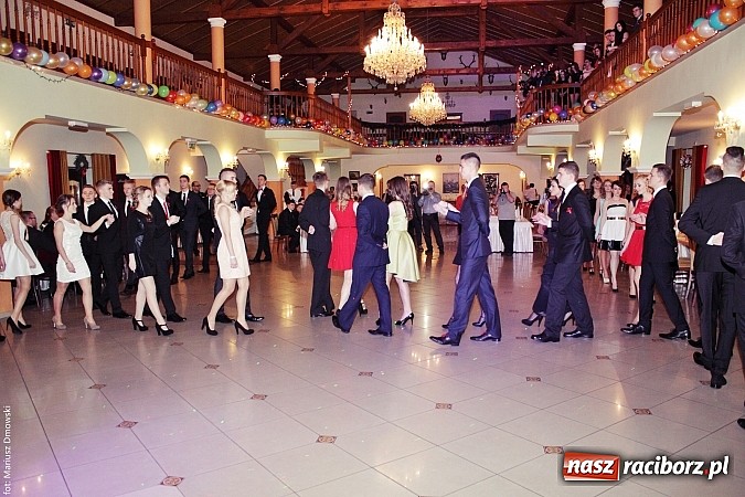 Zdjęcie w galerii na portalu naszraciborz.pl: Uczniowie Mechanika kończą sezon studniówek. Trwa zabawa w Rogowie wiadomości z regionu