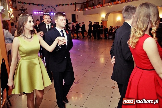 Zdjęcie w galerii na portalu naszraciborz.pl: Uczniowie Mechanika kończą sezon studniówek. Trwa zabawa w Rogowie wiadomości z regionu