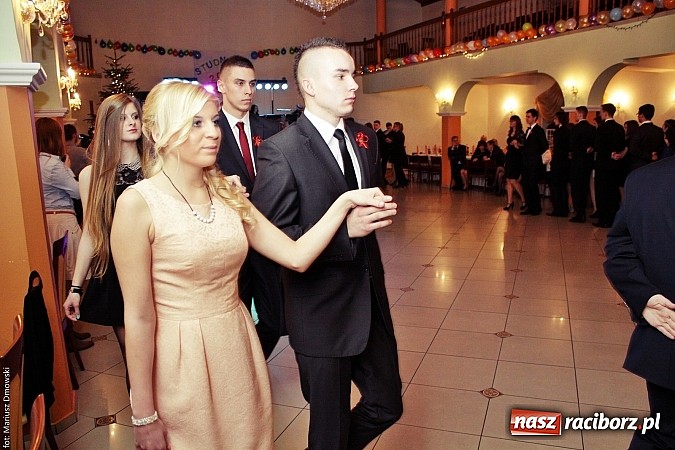 Zdjęcie w galerii na portalu naszraciborz.pl: Uczniowie Mechanika kończą sezon studniówek. Trwa zabawa w Rogowie wiadomości z regionu