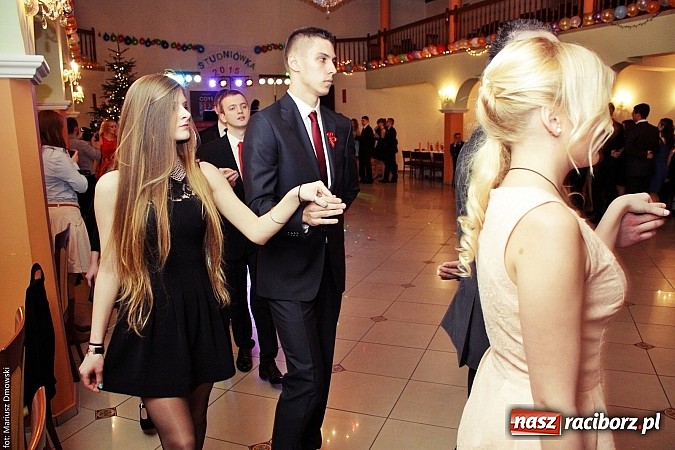 Zdjęcie w galerii na portalu naszraciborz.pl: Uczniowie Mechanika kończą sezon studniówek. Trwa zabawa w Rogowie wiadomości z regionu