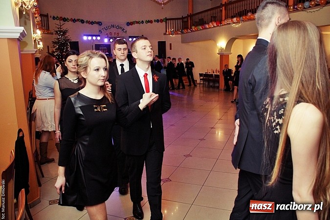 Zdjęcie w galerii na portalu naszraciborz.pl: Uczniowie Mechanika kończą sezon studniówek. Trwa zabawa w Rogowie wiadomości z regionu