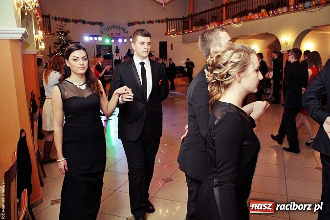 Zdjęcie w galerii na portalu naszraciborz.pl: Uczniowie Mechanika kończą sezon studniówek. Trwa zabawa w Rogowie wiadomości z regionu