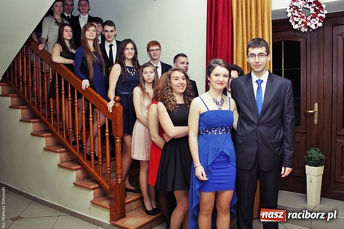 Zdjęcie w galerii na portalu naszraciborz.pl: Uczniowie Mechanika kończą sezon studniówek. Trwa zabawa w Rogowie wiadomości z regionu