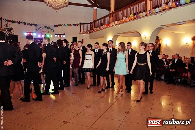 Zdjęcie w galerii na portalu naszraciborz.pl: Uczniowie Mechanika kończą sezon studniówek. Trwa zabawa w Rogowie wiadomości z regionu