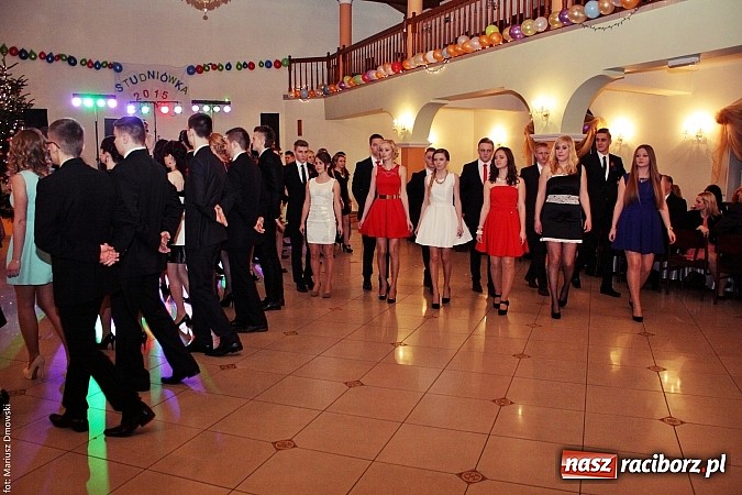 Zdjęcie w galerii na portalu naszraciborz.pl: Uczniowie Mechanika kończą sezon studniówek. Trwa zabawa w Rogowie wiadomości z regionu