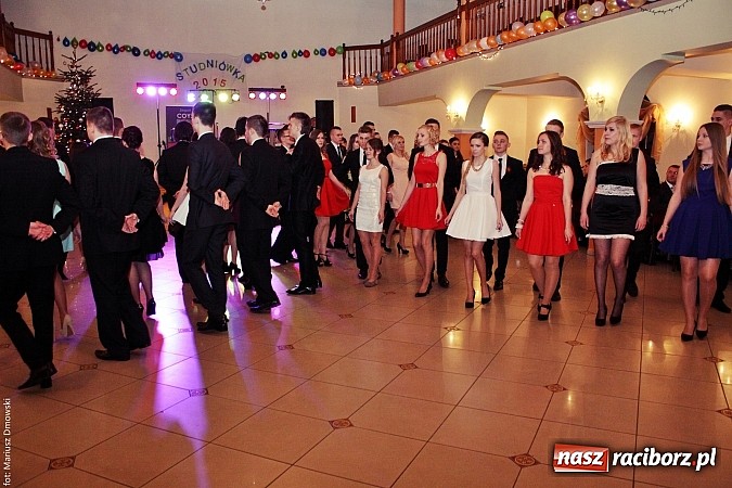 Zdjęcie w galerii na portalu naszraciborz.pl: Uczniowie Mechanika kończą sezon studniówek. Trwa zabawa w Rogowie wiadomości z regionu