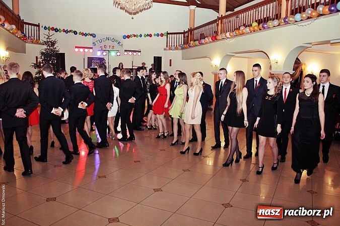 Zdjęcie w galerii na portalu naszraciborz.pl: Uczniowie Mechanika kończą sezon studniówek. Trwa zabawa w Rogowie wiadomości z regionu