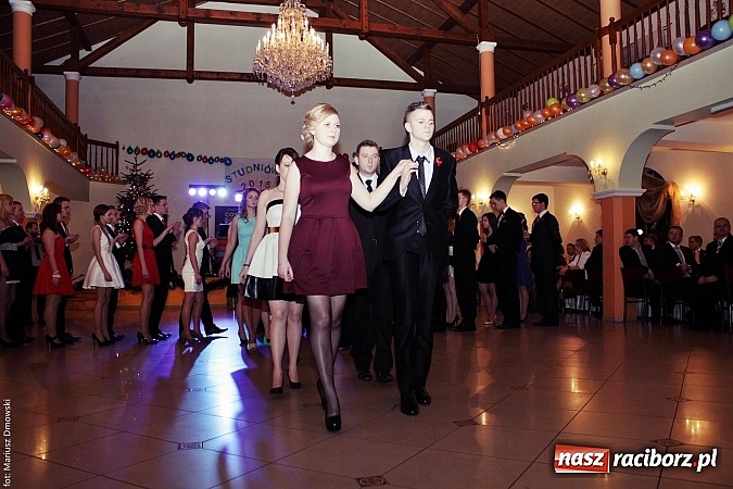 Zdjęcie w galerii na portalu naszraciborz.pl: Uczniowie Mechanika kończą sezon studniówek. Trwa zabawa w Rogowie wiadomości z regionu