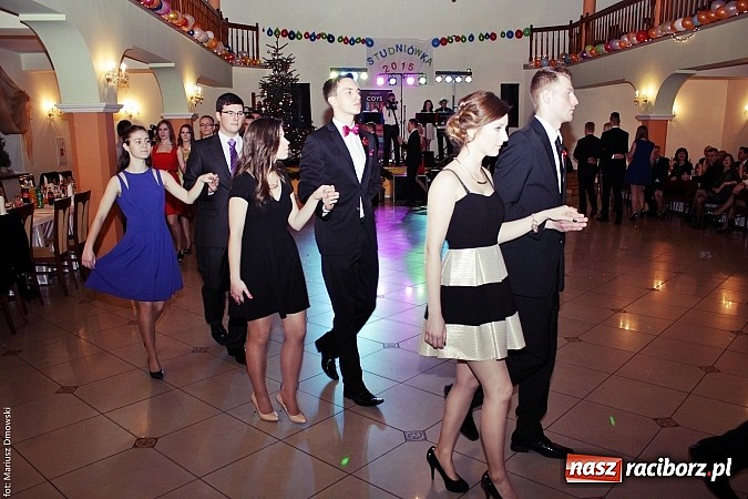 Zdjęcie w galerii na portalu naszraciborz.pl: Uczniowie Mechanika kończą sezon studniówek. Trwa zabawa w Rogowie wiadomości z regionu