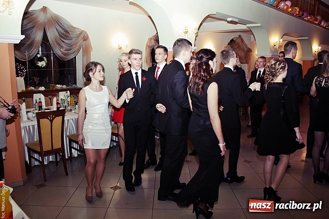 Zdjęcie w galerii na portalu naszraciborz.pl: Uczniowie Mechanika kończą sezon studniówek. Trwa zabawa w Rogowie wiadomości z regionu