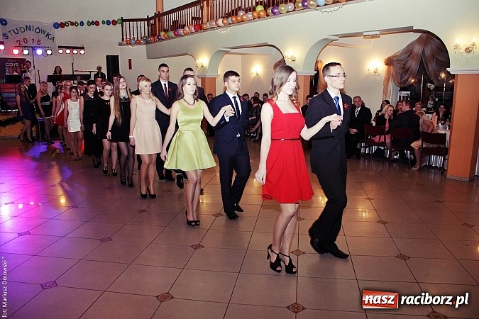 Zdjęcie w galerii na portalu naszraciborz.pl: Uczniowie Mechanika kończą sezon studniówek. Trwa zabawa w Rogowie wiadomości z regionu