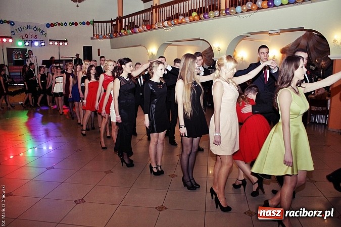 Zdjęcie w galerii na portalu naszraciborz.pl: Uczniowie Mechanika kończą sezon studniówek. Trwa zabawa w Rogowie wiadomości z regionu