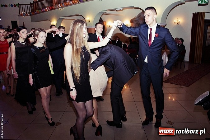 Zdjęcie w galerii na portalu naszraciborz.pl: Uczniowie Mechanika kończą sezon studniówek. Trwa zabawa w Rogowie wiadomości z regionu