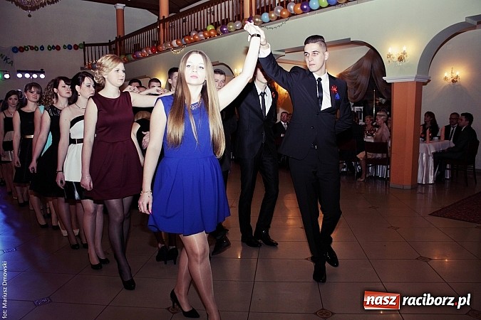 Zdjęcie w galerii na portalu naszraciborz.pl: Uczniowie Mechanika kończą sezon studniówek. Trwa zabawa w Rogowie wiadomości z regionu