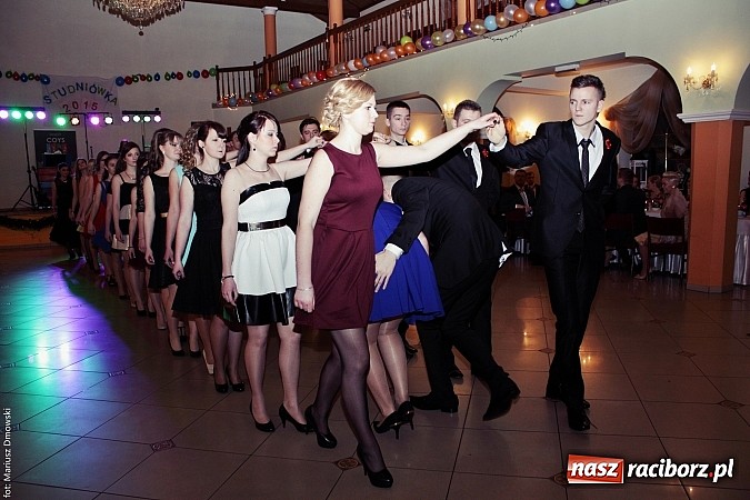 Zdjęcie w galerii na portalu naszraciborz.pl: Uczniowie Mechanika kończą sezon studniówek. Trwa zabawa w Rogowie wiadomości z regionu