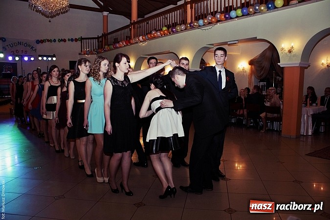 Zdjęcie w galerii na portalu naszraciborz.pl: Uczniowie Mechanika kończą sezon studniówek. Trwa zabawa w Rogowie wiadomości z regionu