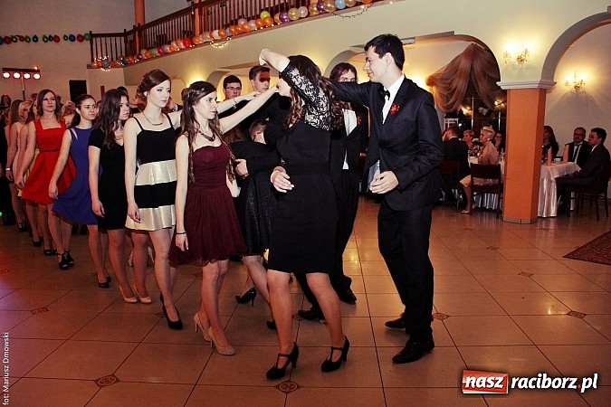 Zdjęcie w galerii na portalu naszraciborz.pl: Uczniowie Mechanika kończą sezon studniówek. Trwa zabawa w Rogowie wiadomości z regionu