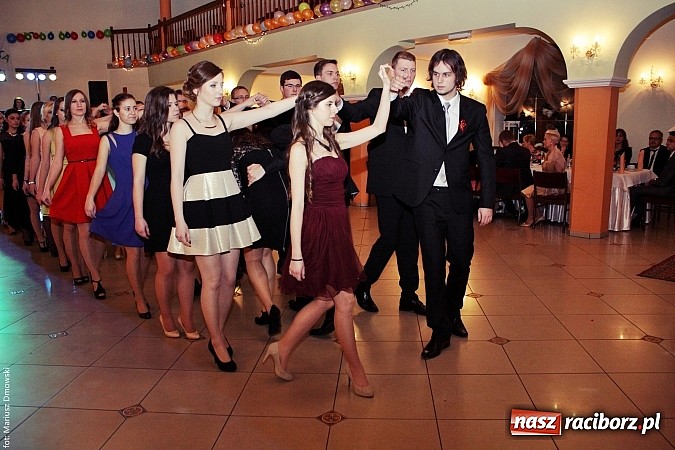 Zdjęcie w galerii na portalu naszraciborz.pl: Uczniowie Mechanika kończą sezon studniówek. Trwa zabawa w Rogowie wiadomości z regionu