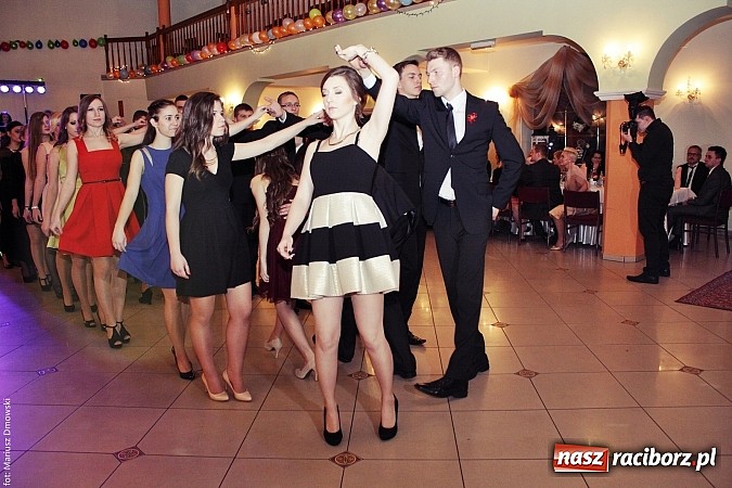 Zdjęcie w galerii na portalu naszraciborz.pl: Uczniowie Mechanika kończą sezon studniówek. Trwa zabawa w Rogowie wiadomości z regionu