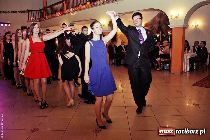 Zdjęcie w galerii na portalu naszraciborz.pl: Uczniowie Mechanika kończą sezon studniówek. Trwa zabawa w Rogowie wiadomości z regionu