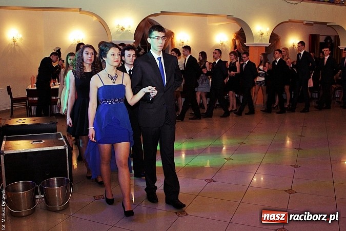 Zdjęcie w galerii na portalu naszraciborz.pl: Uczniowie Mechanika kończą sezon studniówek. Trwa zabawa w Rogowie wiadomości z regionu