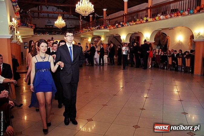 Zdjęcie w galerii na portalu naszraciborz.pl: Uczniowie Mechanika kończą sezon studniówek. Trwa zabawa w Rogowie wiadomości z regionu