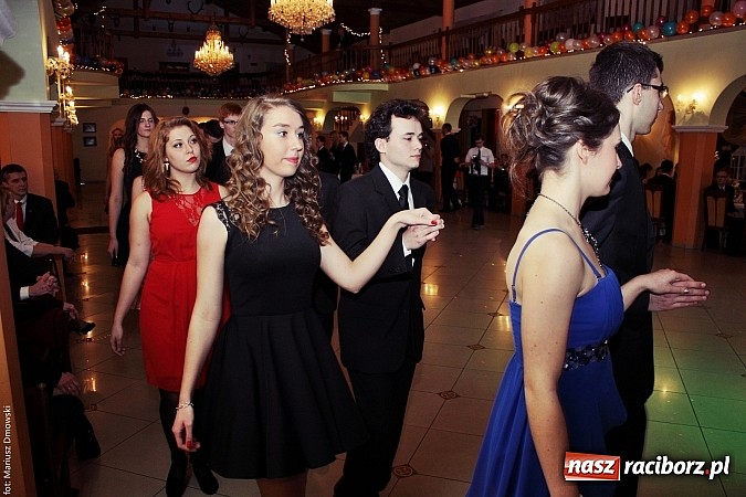 Zdjęcie w galerii na portalu naszraciborz.pl: Uczniowie Mechanika kończą sezon studniówek. Trwa zabawa w Rogowie wiadomości z regionu