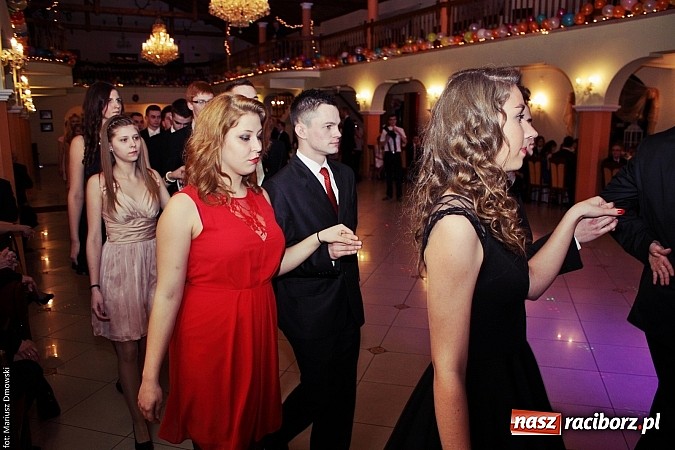 Zdjęcie w galerii na portalu naszraciborz.pl: Uczniowie Mechanika kończą sezon studniówek. Trwa zabawa w Rogowie wiadomości z regionu