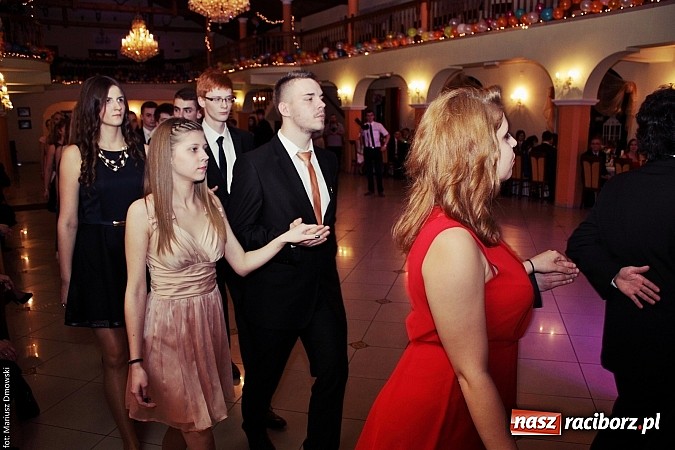 Zdjęcie w galerii na portalu naszraciborz.pl: Uczniowie Mechanika kończą sezon studniówek. Trwa zabawa w Rogowie wiadomości z regionu